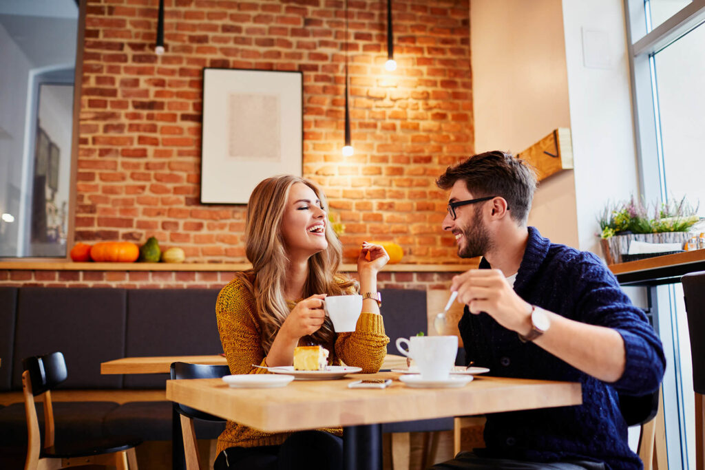jovens tomando café na cafeteria