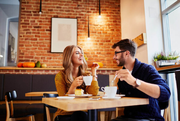 jovens tomando café na cafeteria