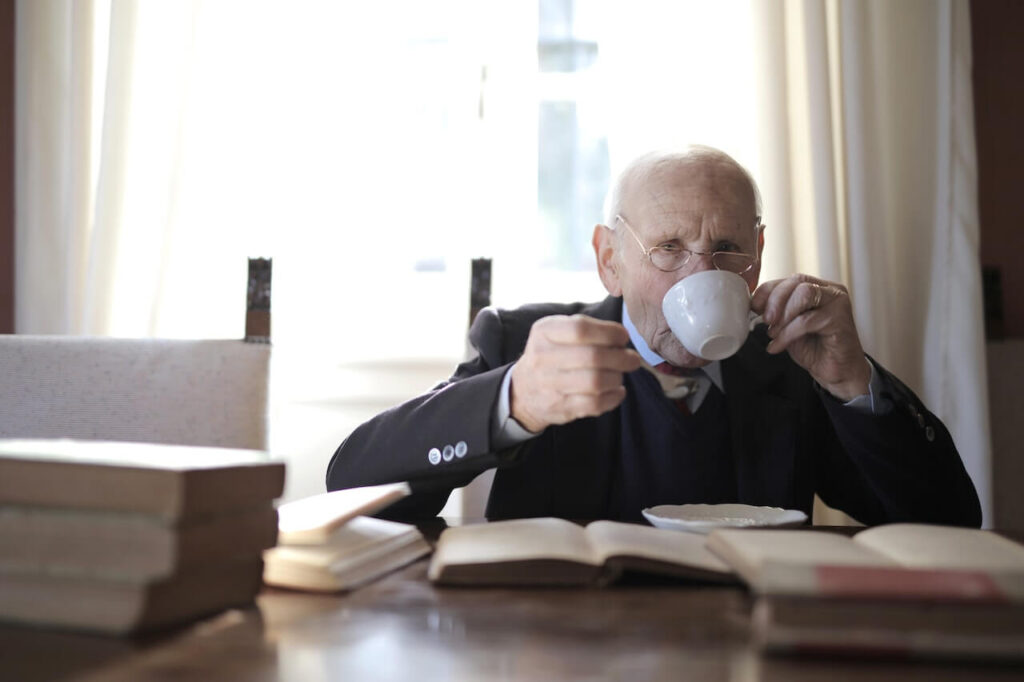Senhor tomando café